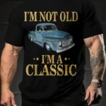 تي شيرت جرافيك سيارة كلاسيكي للرجال - "أنا لست قديمًا أنا كلاسيكي" مطبوع بطابع فكاهي من قماش مسامي وقابل للتنفس، تي شيرت بأكمام قصيرة كبيرة الحجم للارتداء الكاجوال في الصيف وعلى مدار العام