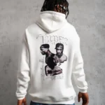 سترة رياضية رجالية بقصة فضفاضة وقلنسوة ثلاثية الخيوط - بأساور مضلعة على الأكمام والحاشية، وطباعة على الصدر والظهر، وجيب الكنغر، وتصميم مريح