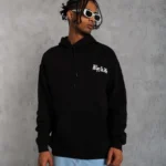 سويت شيرت رجالي بقلنسوة من ثلاث خيوط بقصة واسعة مع تفاصيل ريبانا على الأكمام والحافة السفلية، مطبوع من الأمام والخلف، بجيب كنغر وقصة مريحة