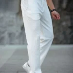 بنطلون جوجر بوجي للرجال بقصة مريحة ونسيج سلانك مع شق في الساق