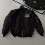 جاكيت بومبر رجالي - جاكيت كاجوال كاجوال بسحاب وجيب وبطانة مبطنة ومطبوع على الصدر