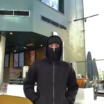 تي شيرت ساموراي بغطاء للرأس مزوّد بسحّاب