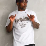 تي شيرت متضمن قلادة كبيرة الحجم للجنسين