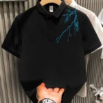 تيشيرت مطبوع للجنسين بياقة بأزرار