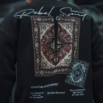 قميص بأكمام طويلة برقبة طويلة مطبوع عليها طبعة برقبة طويلة